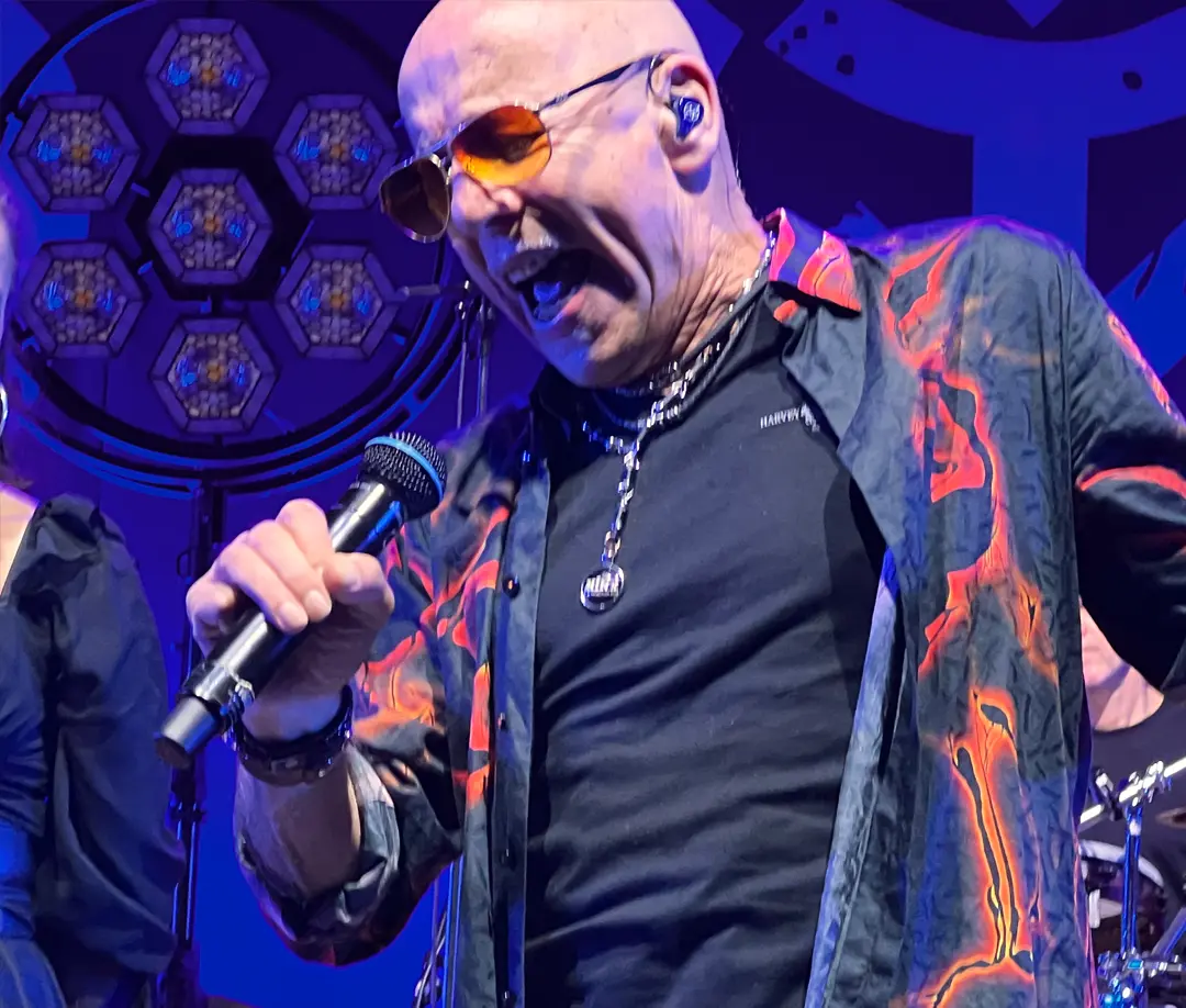 Toni Krahl en concierto, vistiendo la camisa LAVA de GERMENS