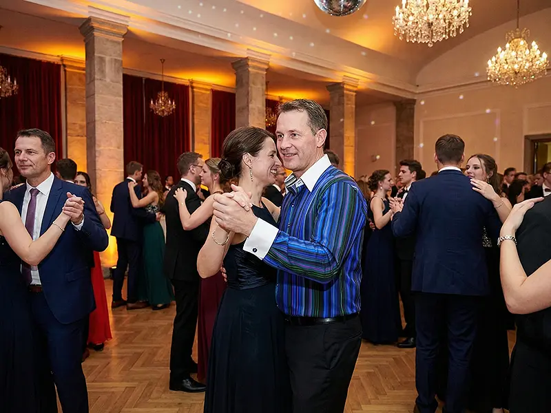 Abiball – eleganter Auftritt als Gast mit dem GERMENS Hemd ALPHA CENTAURI BLUE, schick und bequem.