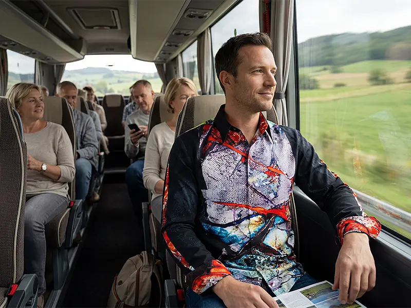 Busreise – bequem sitzen, bei jedem Stopp gut aussehen im GERMENS Hemd BLUT, BRUDER.