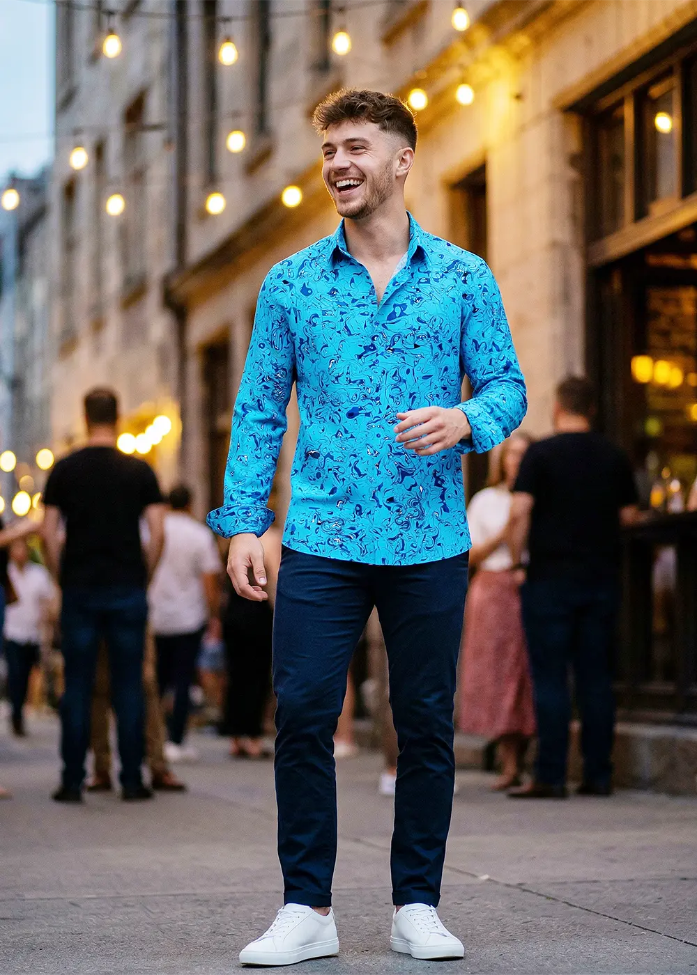 Ein junger Mann Mitte 20 trägt das hellblaue GERMENS Hemd GRAVUR BLUE