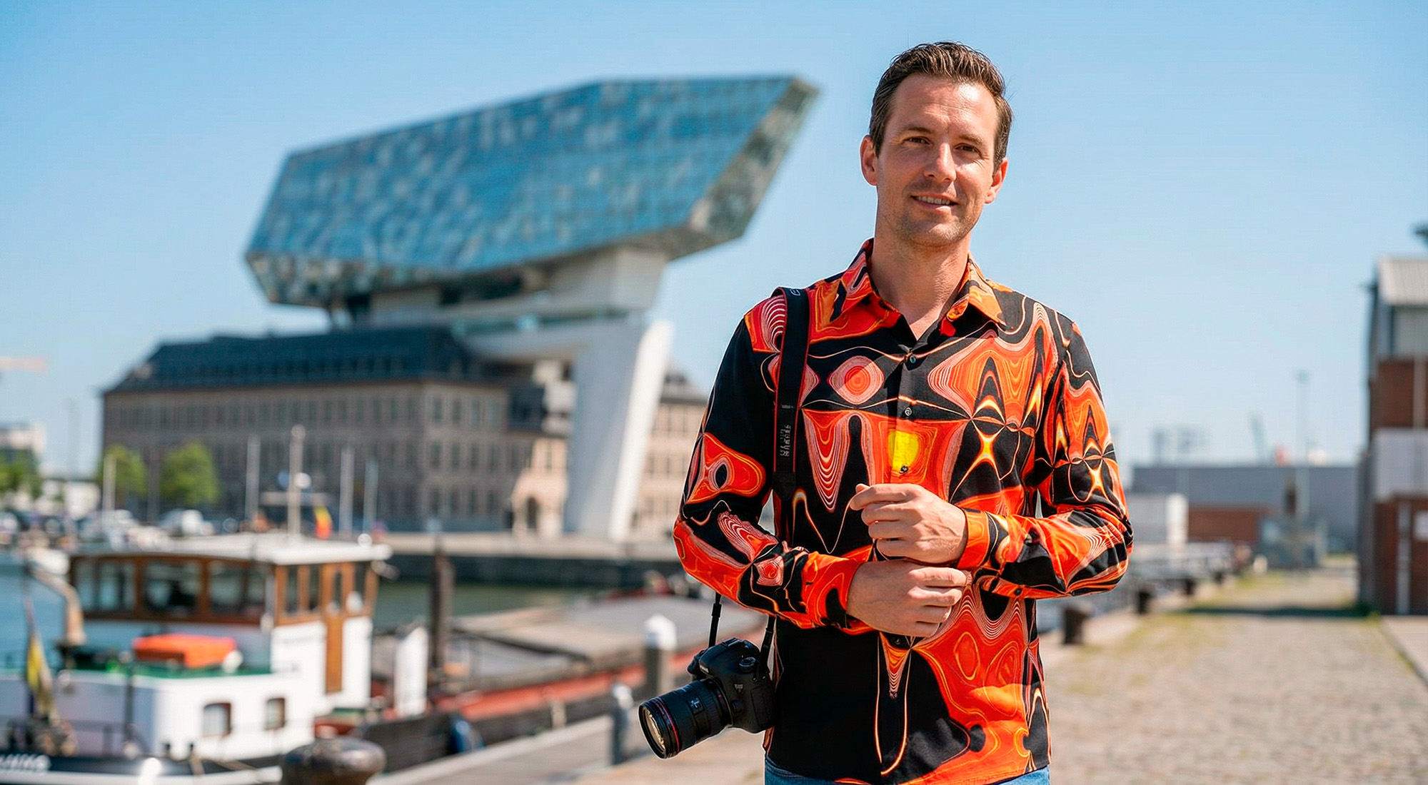Ein Mann im roten GERMENS Hemd NEW YORK FUNKY unterwegs in der belgischen Stand Antwerpen