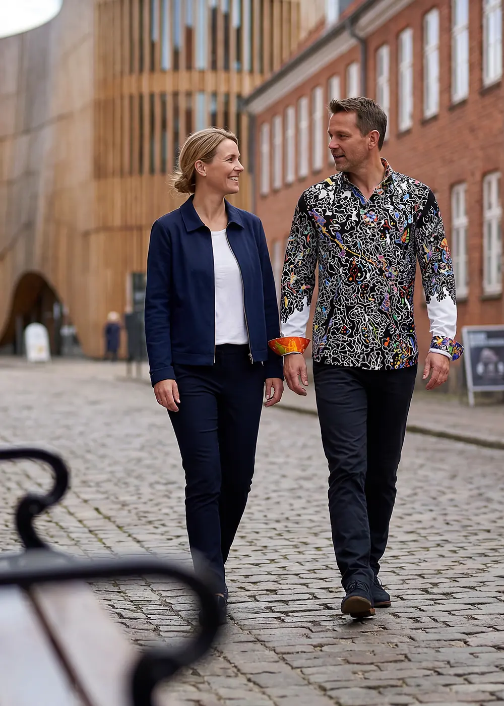 A married couple strolls through the Danish city of Odense. The man wears the eye-catching GERMENS DÉJÀ-VU shirt.