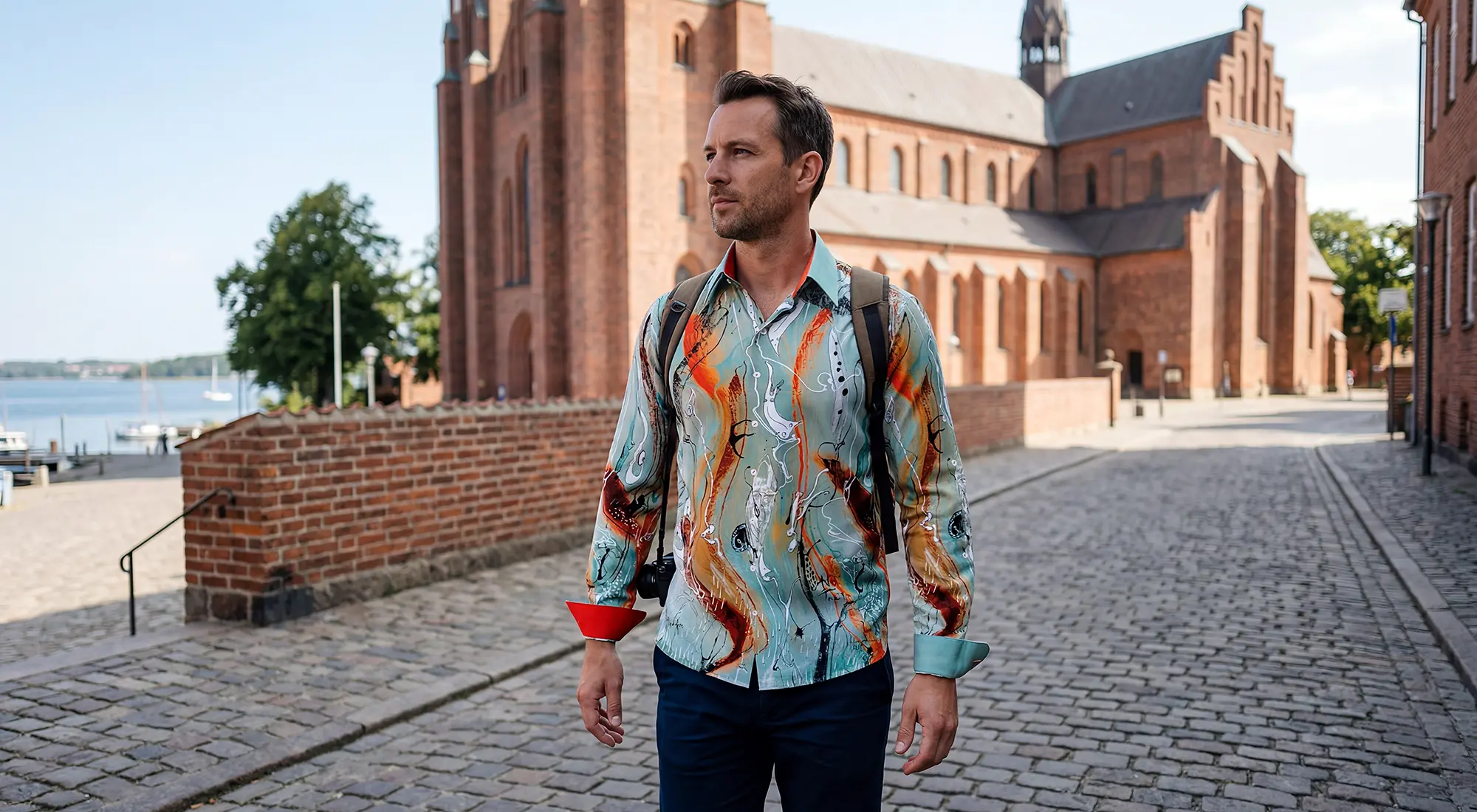 Ein Tourst spaziert durch die dänische Stadt Roskilde. Er trägt das auffällige Hemd RUDER von GERMENS.
