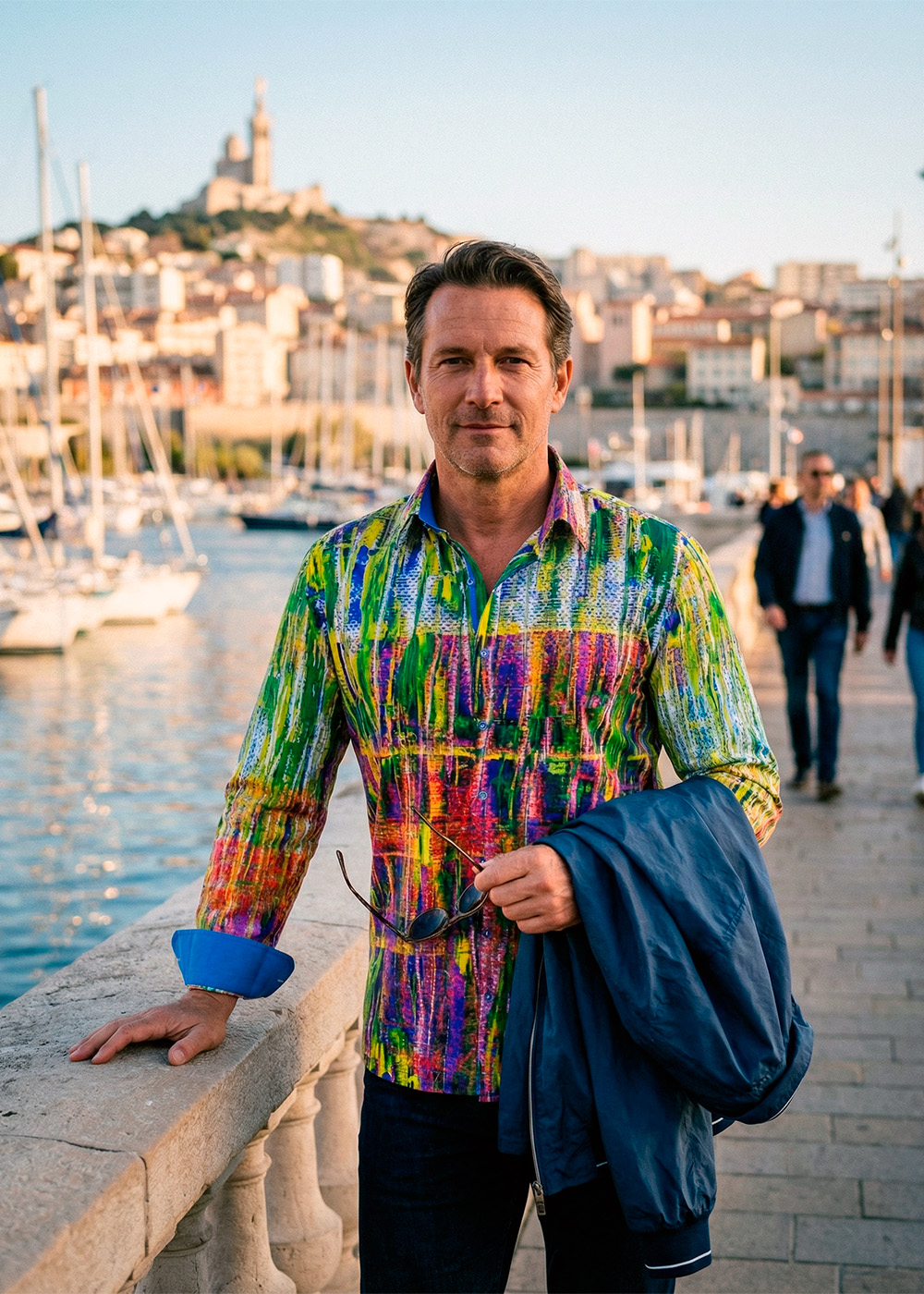 Ein Mann trägt das bunte GERMENS Hemd FLUORO und ist unterwegs in der französischen Stadt Marseille.