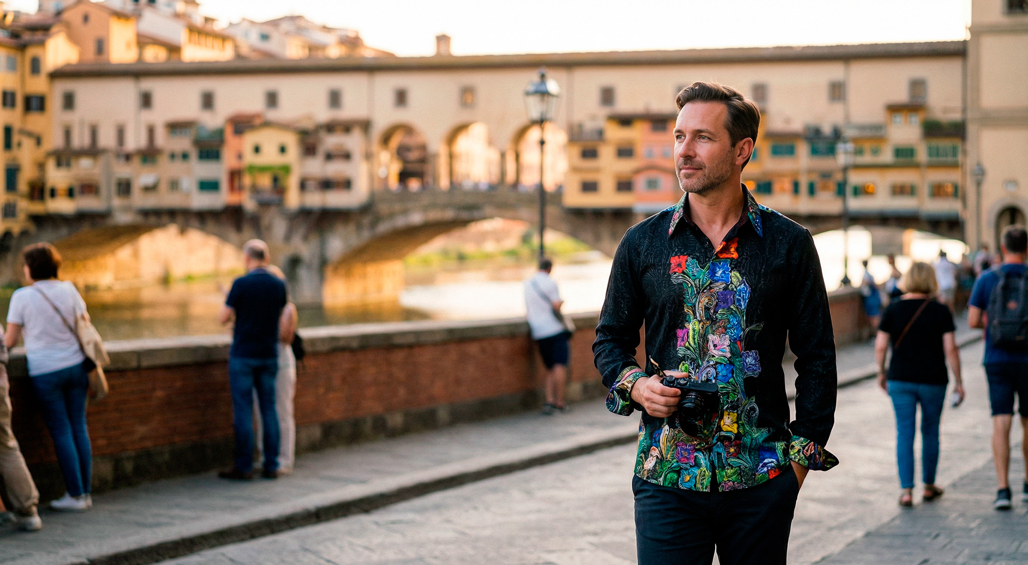 Ein Mann trägt das besondere Hemd GARDEN MYSTIQUE von GERMENS artfashion und spaziert durch die italienische Stadt Florenz.