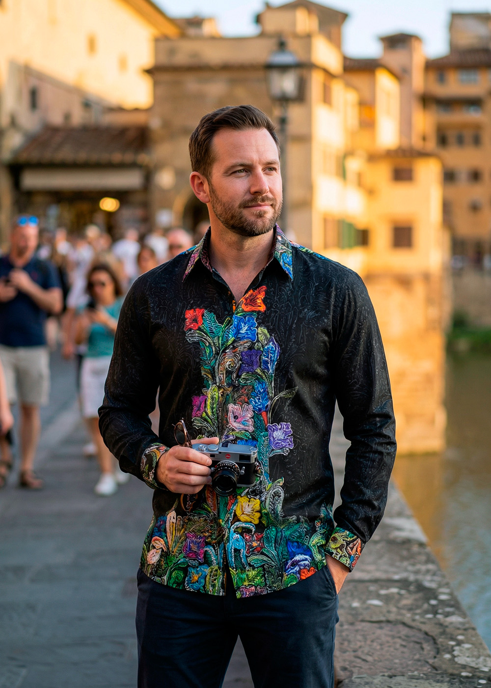 Ein Mann trägt das besondere Hemd GARDEN MYSTIQUE von GERMENS artfashion und spaziert durch die italienische Stadt Florenz.