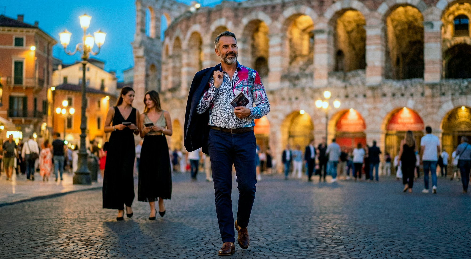 Ein Mann spaziert in Verona und trägt das auffällige Hemd QUADROPHONIE von GERMENS artfashion