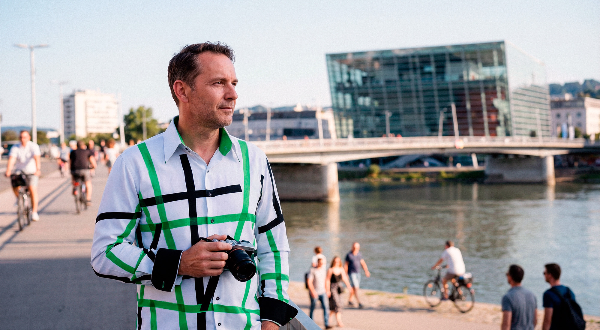 Ein Mann läuft durch die Stadt von Linz entlang und trägt das weiße GERMENS Hemd TIOLI