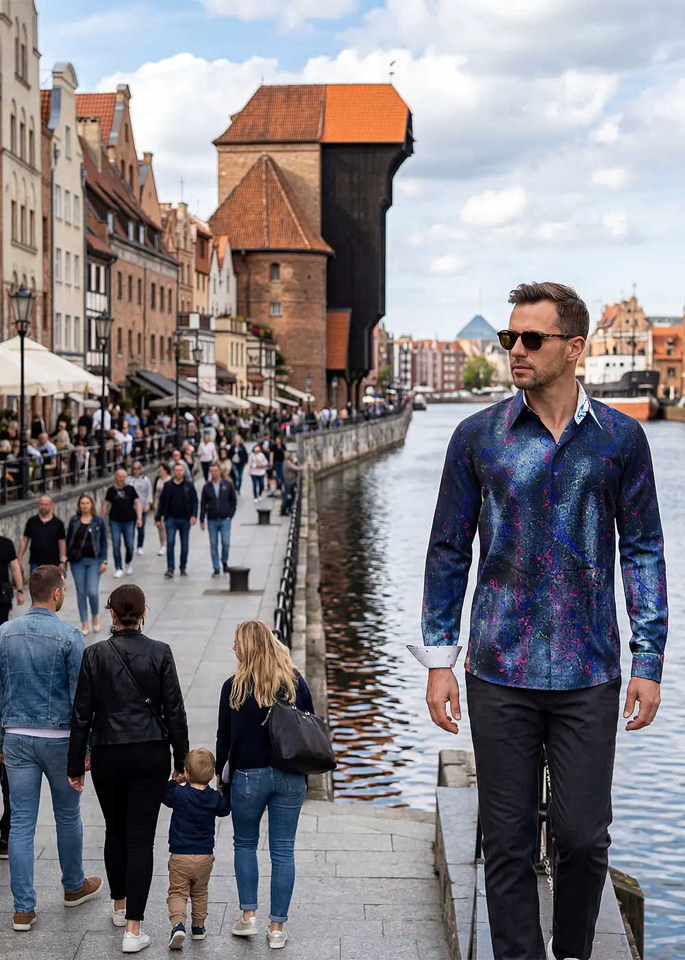 A tourist visits the Baltic Sea city of Gdańsk wearing a blue SPLASH shirt from GERMENS.