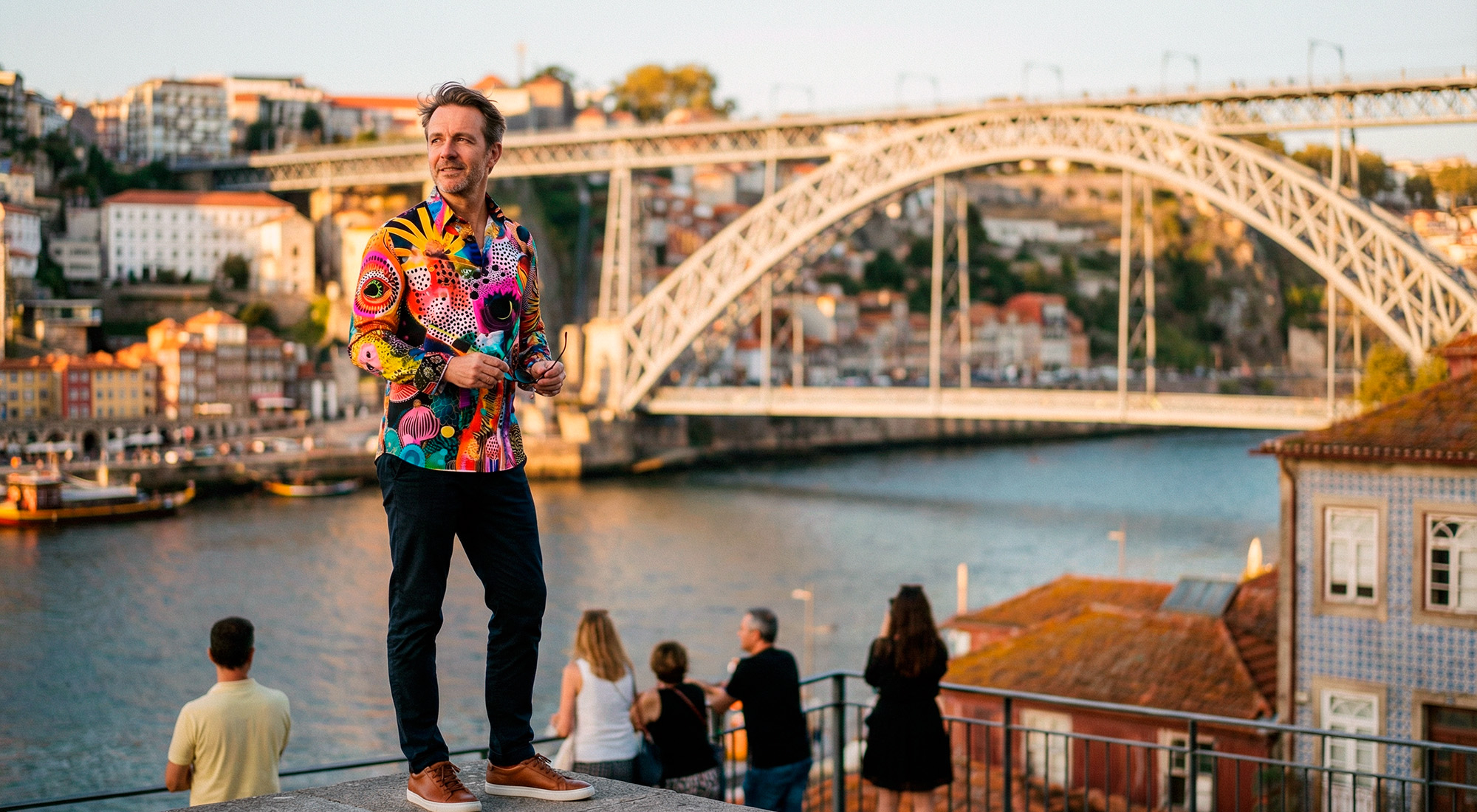 Ein Tourist erkundet die portugiesische Stadt PORTO und trägt das außergewöhnliche Hemd ZIRPA von GERMENS.