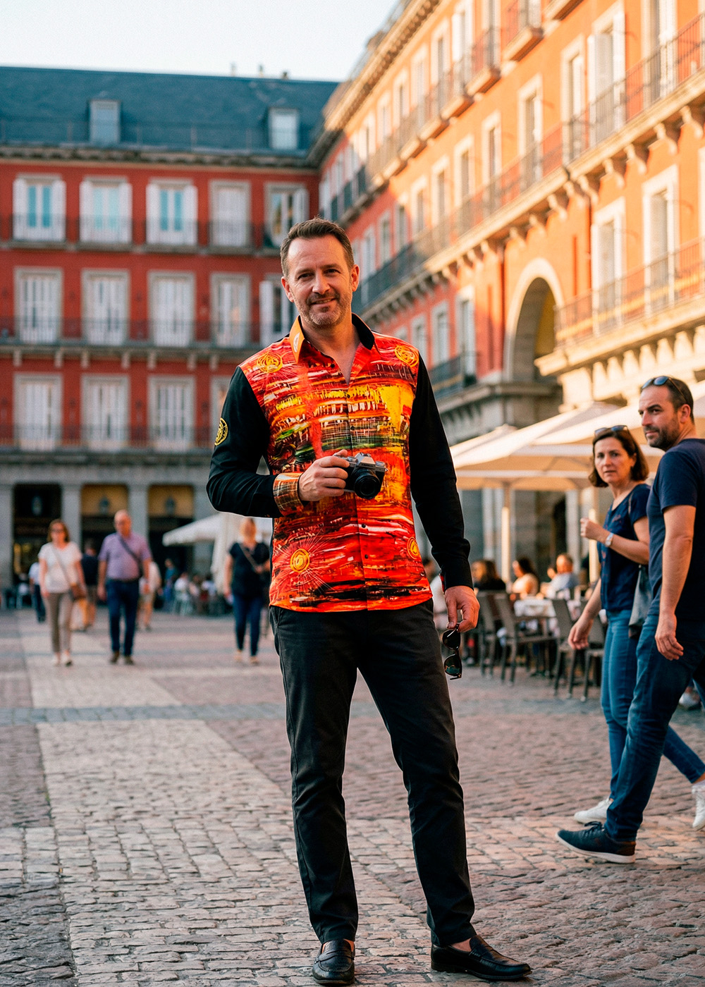 Ein Mann im orange schwarzen Hemd ACRYLITY von GERMENS in der spanischen Stadt Madrid. Das Hemddesgn stammt eigenhändig vom bekannten Schauspieler Mirco Nontschew.