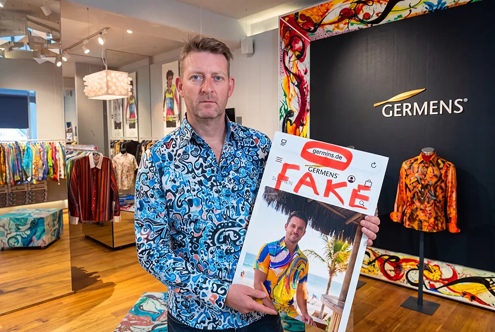 Gründer und Inhaber René König zeigt Startseite des Fakeshops germins.de
