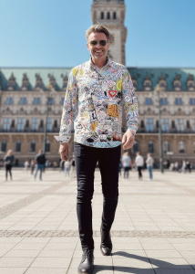Descubre las coloridas camisas de hombre con botones de I LOVE HAMBURG...