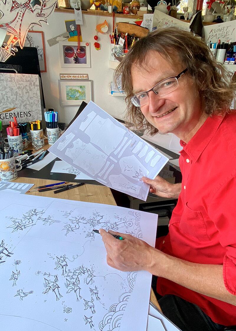 Künstler Kay Leo Leonhardt zeichnet die Vorlage für das GERMENS Hemd SCHRÄGE VÖGEL in seinem Atelier