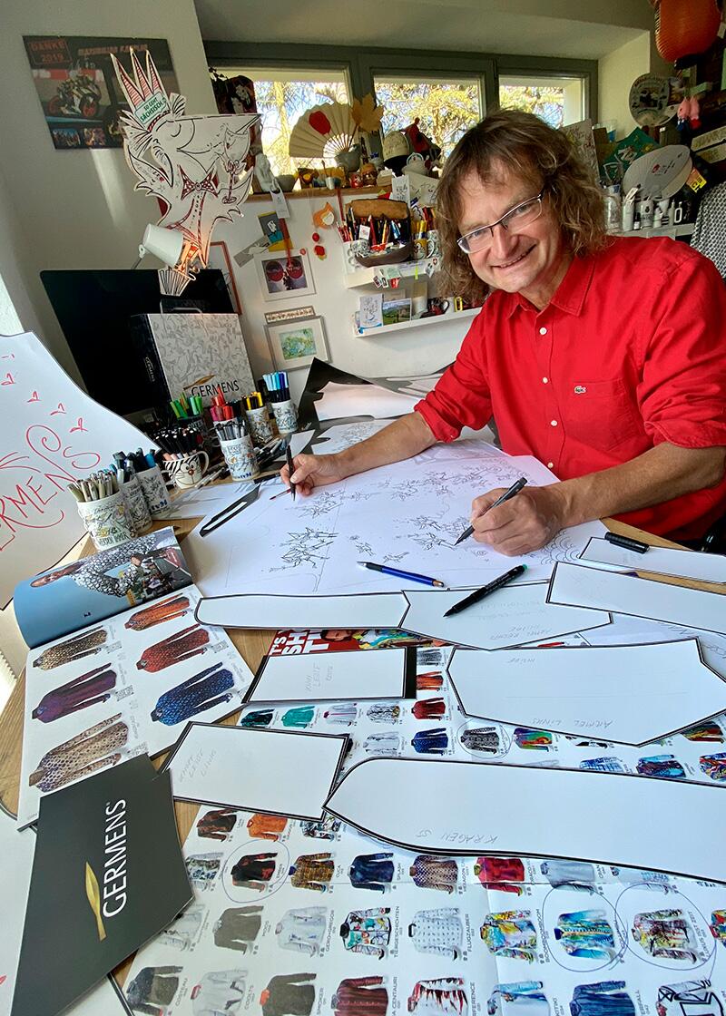 Künstler Kay Leo Leonhardt zeichnet die Vorlage für das GERMENS Hemd SCHRÄGE VÖGEL in seinem Atelier
