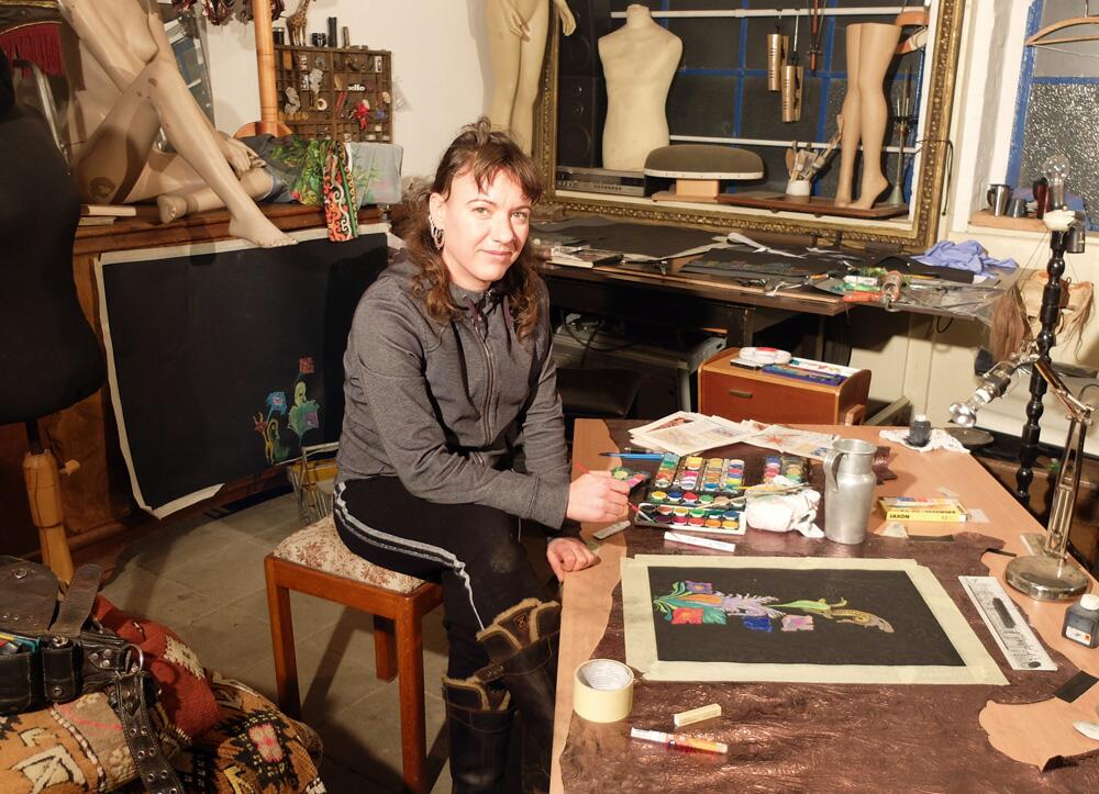 Künstlerin Sarah Leimcke im Atelier zeichnet die GERMENS Hemdvorlage GARDEN MYSTIQUE