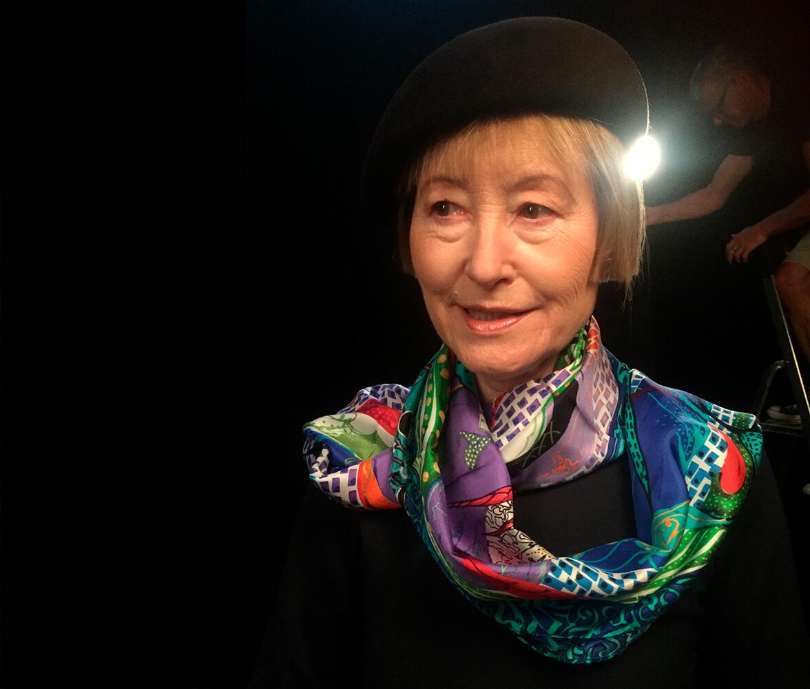Dr. Ingrid Mössinger trägt GERMENS Seidenschal TOPINAMPUR COLD