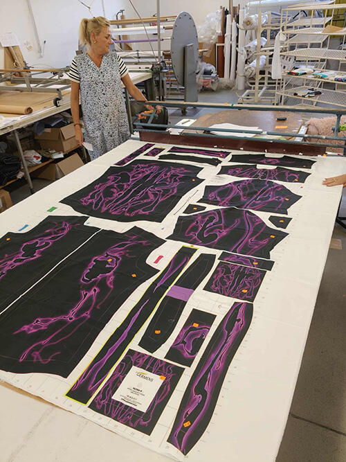 bedruckter Stoff in der Zuschnittabteilung