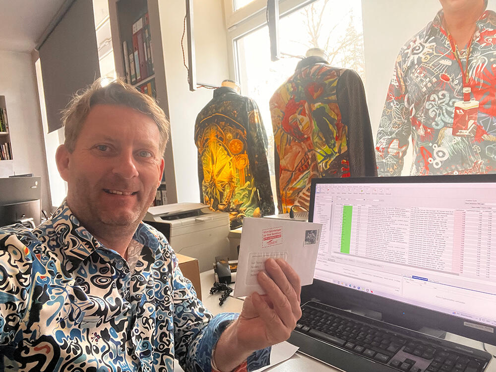 René König sammelt Bestellungen ein