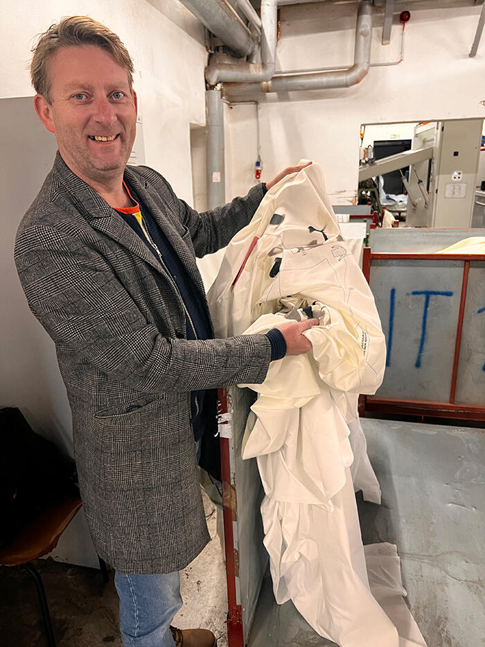 René König mit dem bedruckten Stoff der noch hochveredelt werden muss