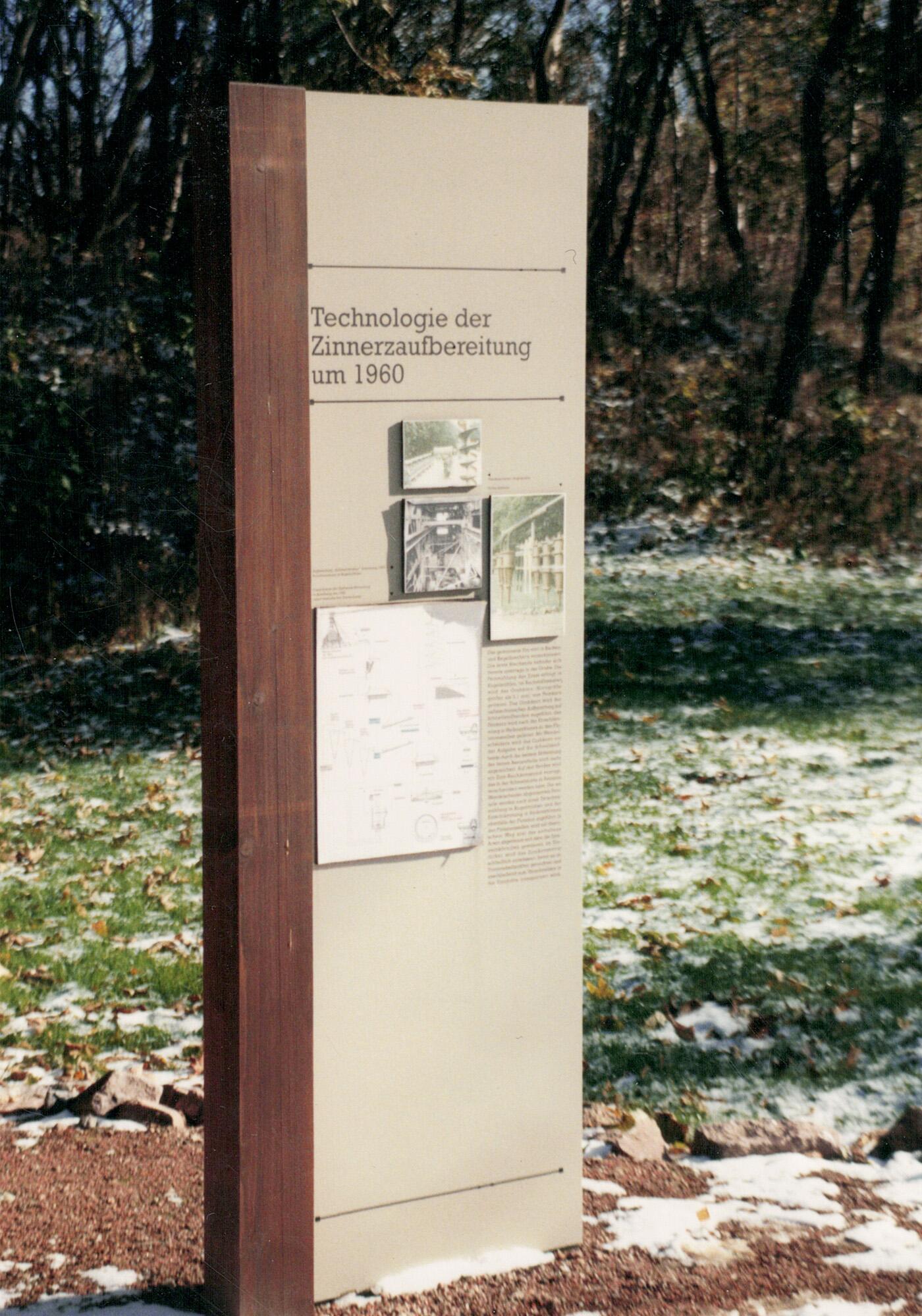 Schautafeln im Außengelände des Bergbaumuseums in Altenberg/Erzgebirge