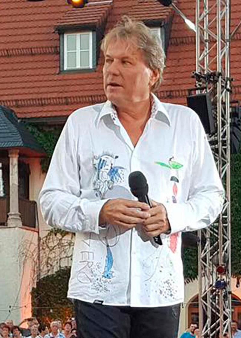 Der bekannte Schlagersänger Bernhard Brink trägt das weiße Hemd GERO & GREGOR von GERMENS artfashion bei einem Konzert im Wasserschloss Klaffenbach