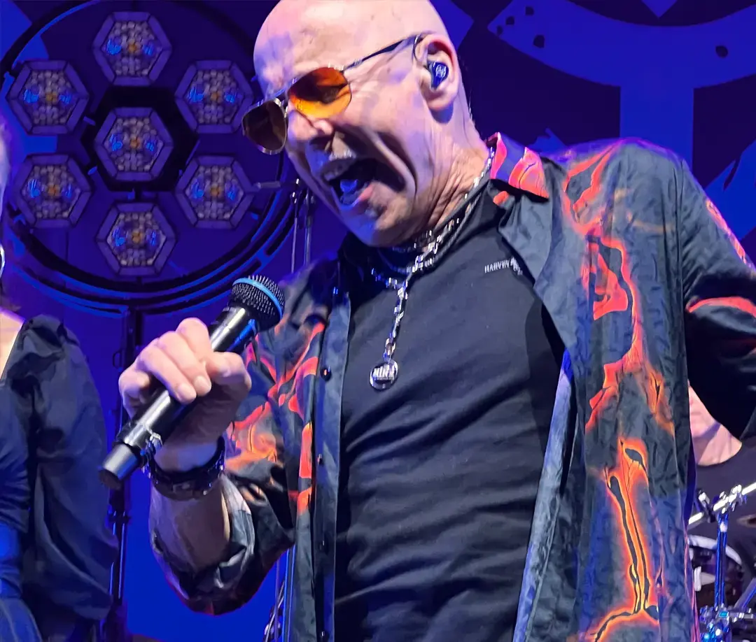 Toni Krahl im Konzert und trägt das GERMENS Hemd LAVA