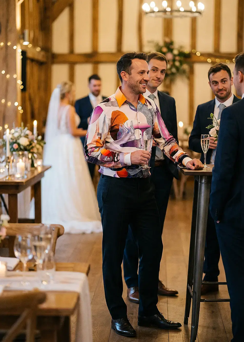 Ein Gast auf einer Hochzeit trägt das GERMENS Hemd ASPHORIA 