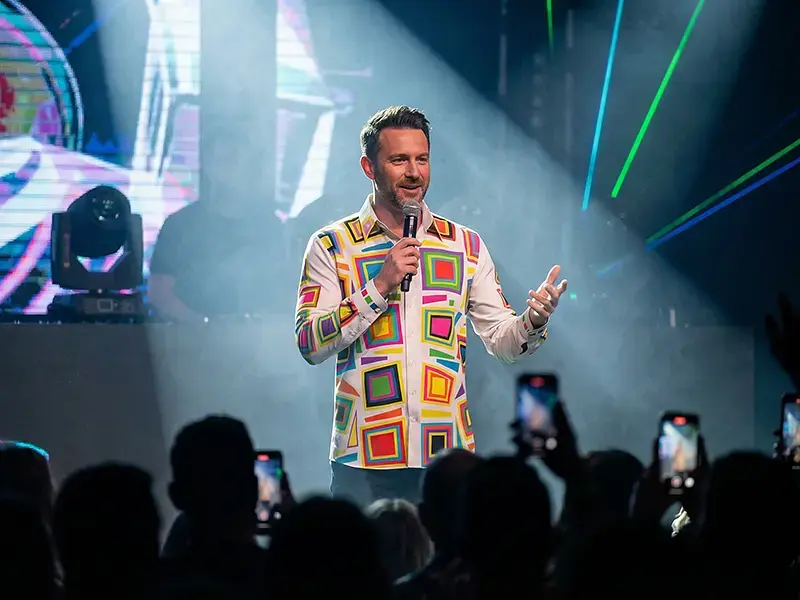 Stage/presentation – the GERMENS SUMMERDAY shirt as a clear stage look, striking without looking like a costume.