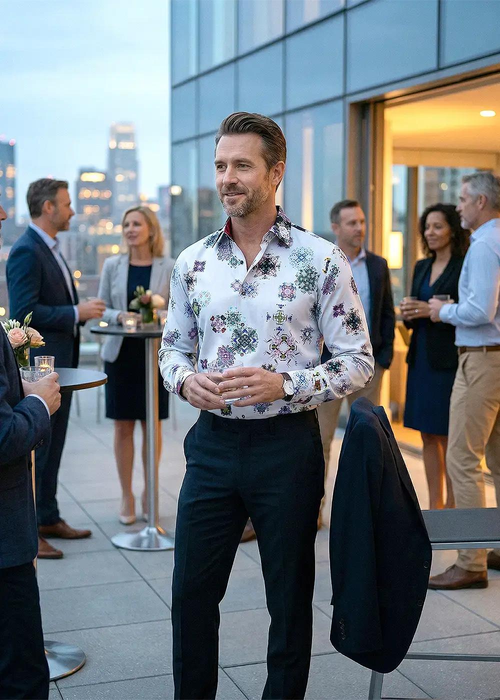 Bei einer abendlichen Treffen auf einer Geschäftsreise trägt der Mann und die 40 das GERMENS Hemd KALEIDOSCOPE