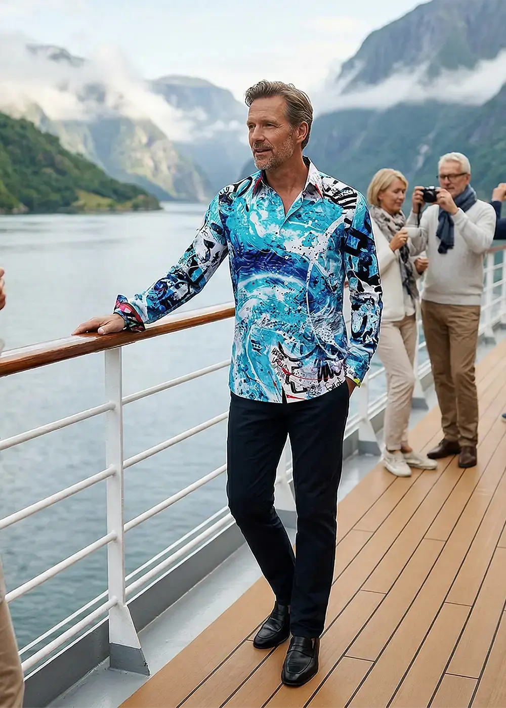 Ein Mann um die 50 befindet sich auf einem Kreuzfahrtschiff in den Fjorden Norwegens und trägt das GERMENS Hemd DAS WUNDER BIST DU