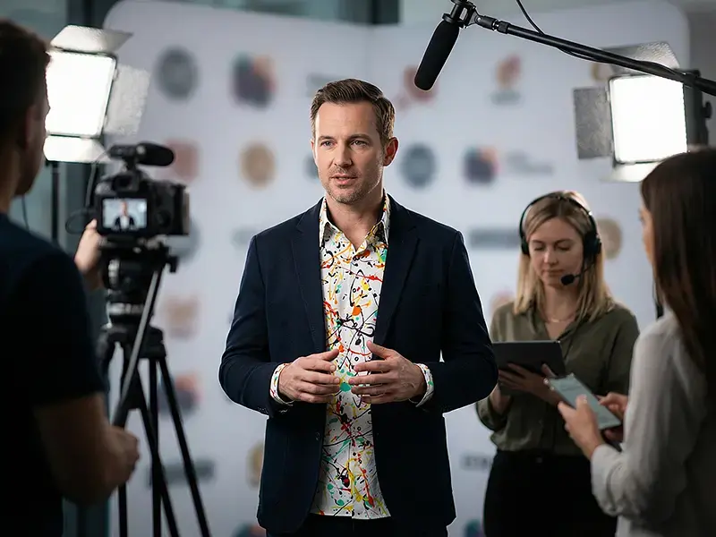 Camera/interview – the GERMENS FRISKY shirt sticks in the memory and makes a strong impression in photos.