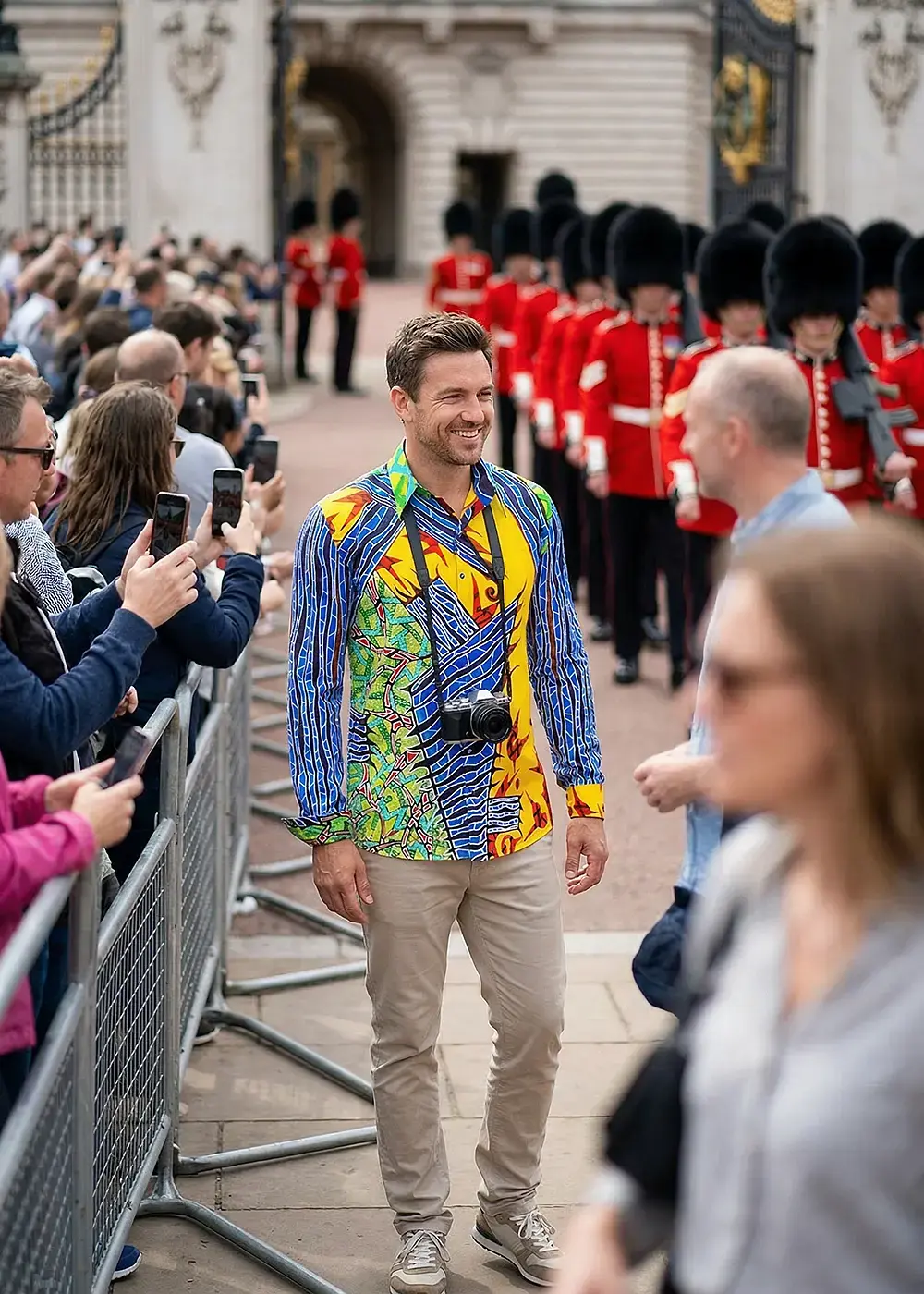 Ein Mann bereist London und trägt das auffällige Hemd IRIX von GERMENS. Er kommt ins Gespräch mit einem anderen Tourist.