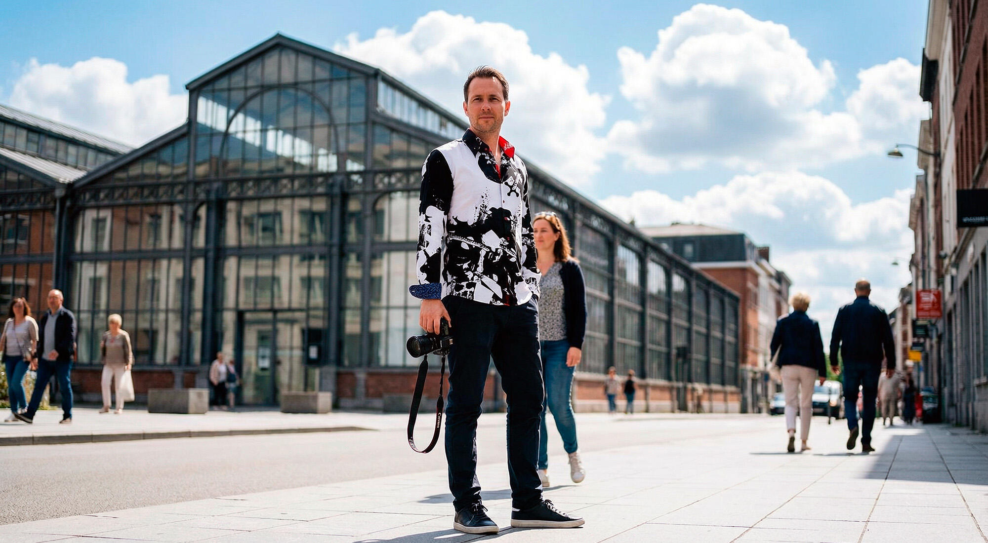 Ein Mann im schwarz weißen GERMENS Hemd COBRA unterwegs in der belgischen Stadt Charleroi
