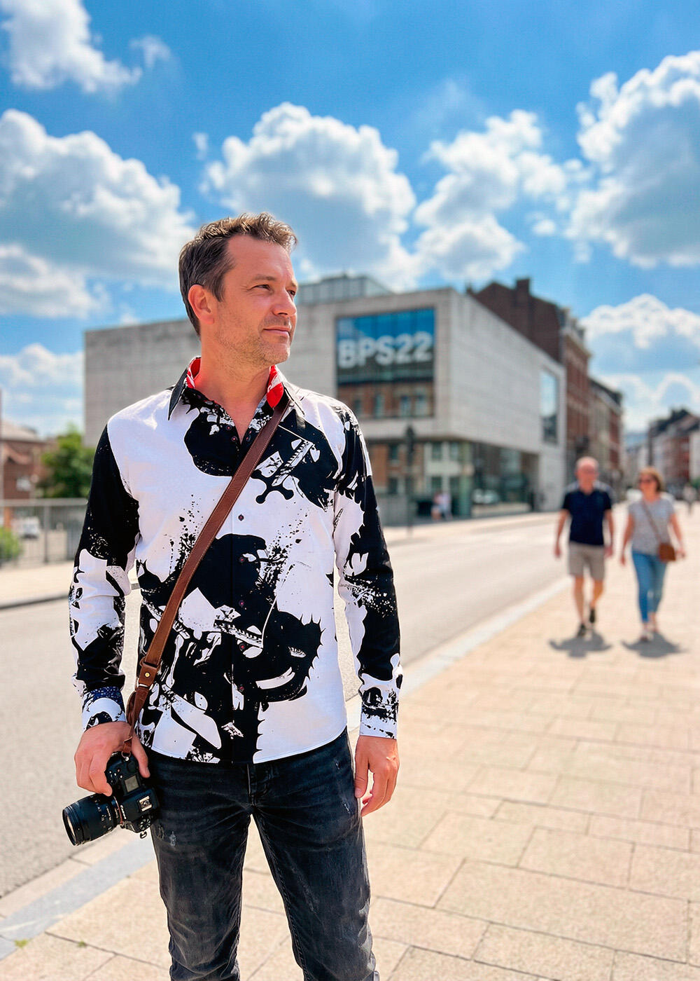 Ein Mann im schwarz weißen GERMENS Hemd COBRA unterwegs in der belgischen Stadt Charleroi