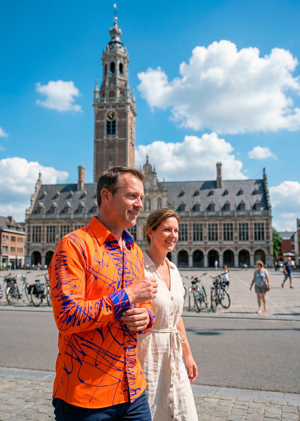 Ein Mann im orangenen Hemd Denada Orange von GERMENS ist mit seiner Frau in der belgischen Stadt Löwen (Leuven) unterwegs