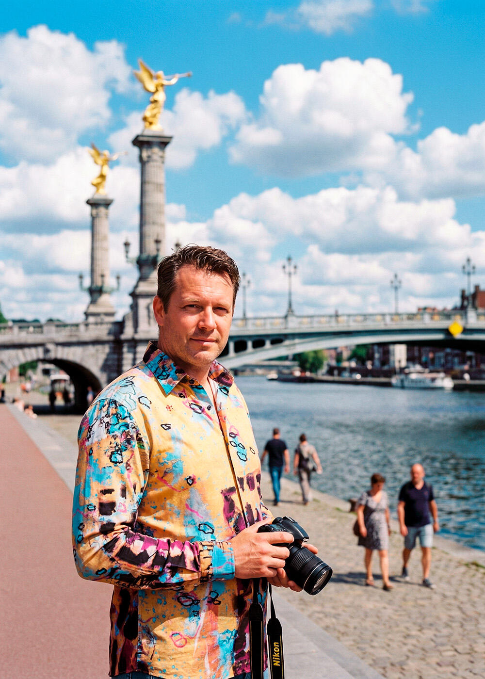 Ein Mann im GERMENS Hemd POSITION P. unterwegs in der belgischen Stadt Lüttich