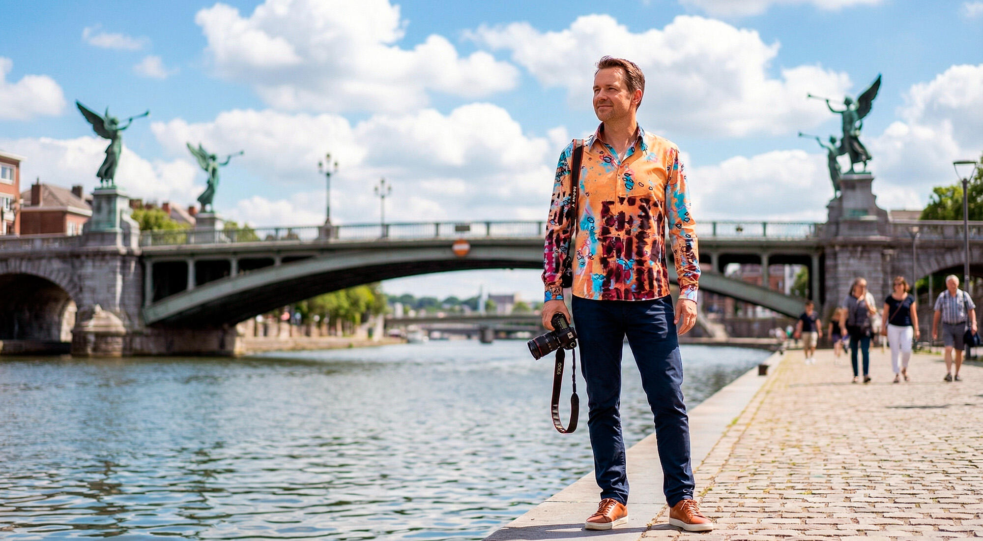 Ein Mann im GERMENS Hemd POSITION P. unterwegs in der belgischen Stadt Lüttich