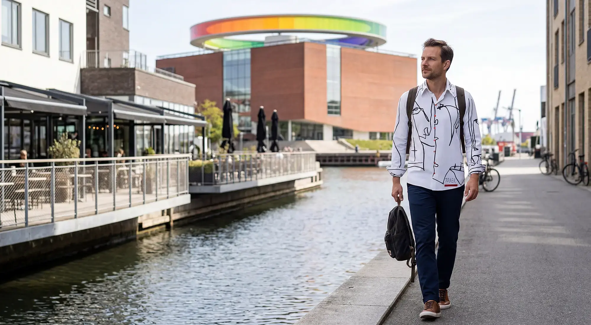 Ein Tourist spaziert durch die dänische Stadt Aarhus. Er trägt das schwarz weiße Hemd KOPF ODER ZAHL von GERMENS.