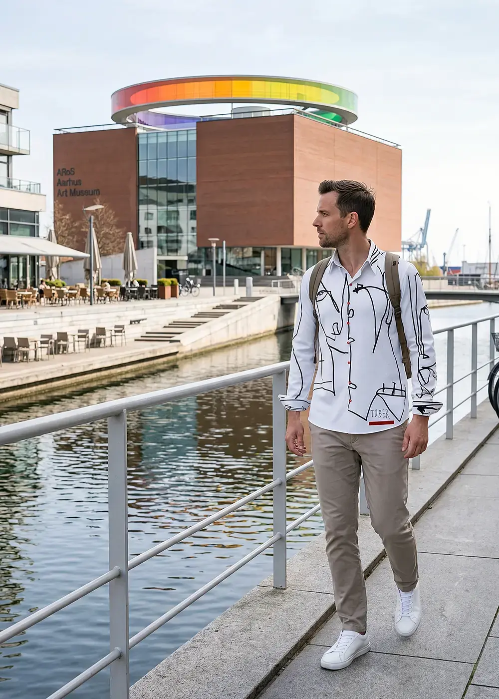 Ein Tourist spaziert durch die dänische Stadt Aarhus. Er trägt das schwarz weiße Hemd KOPF ODER ZAHL von GERMENS.