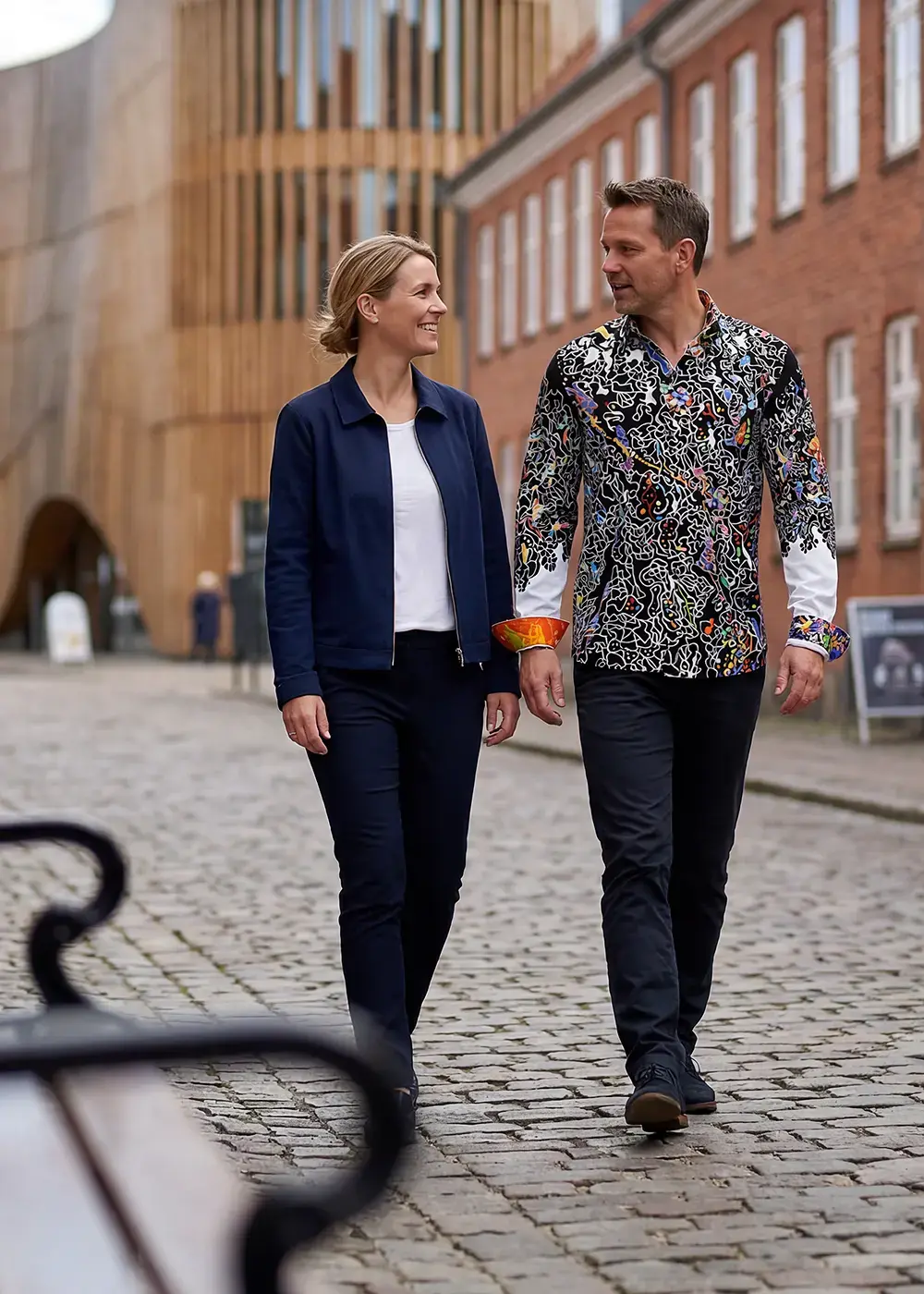 A married couple strolls through the Danish city of Odense. The man wears the eye-catching GERMENS DÉJÀ-VU shirt.
