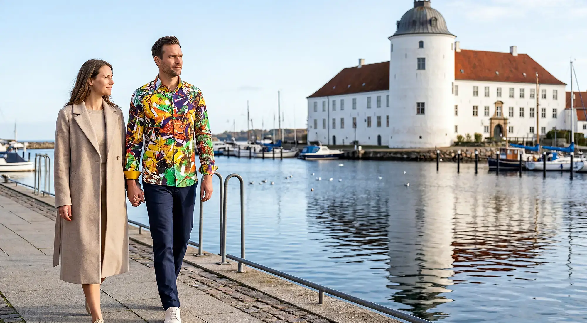 Ein Ehepaar spaziert durch die dänische Stadt Sønderborg. Er trägt das bunte Hemd GALLI HALLI von GERMENS.