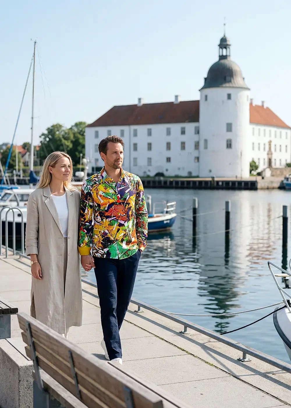 Ein Ehepaar spaziert durch die dänische Stadt Sønderborg. Er trägt das bunte Hemd GALLI HALLI von GERMENS.