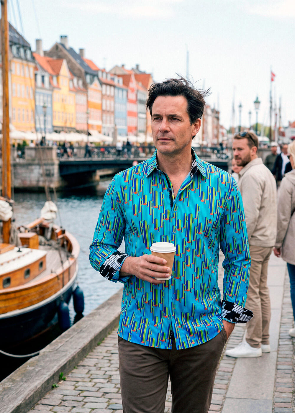 Ein Mann ist unterwegs in der dänischen Stadt Kopenhagen. Er trägt das blaue Langarmhemd STALACNITE BLUE von GERMENS artfashion aus Chemnitz.