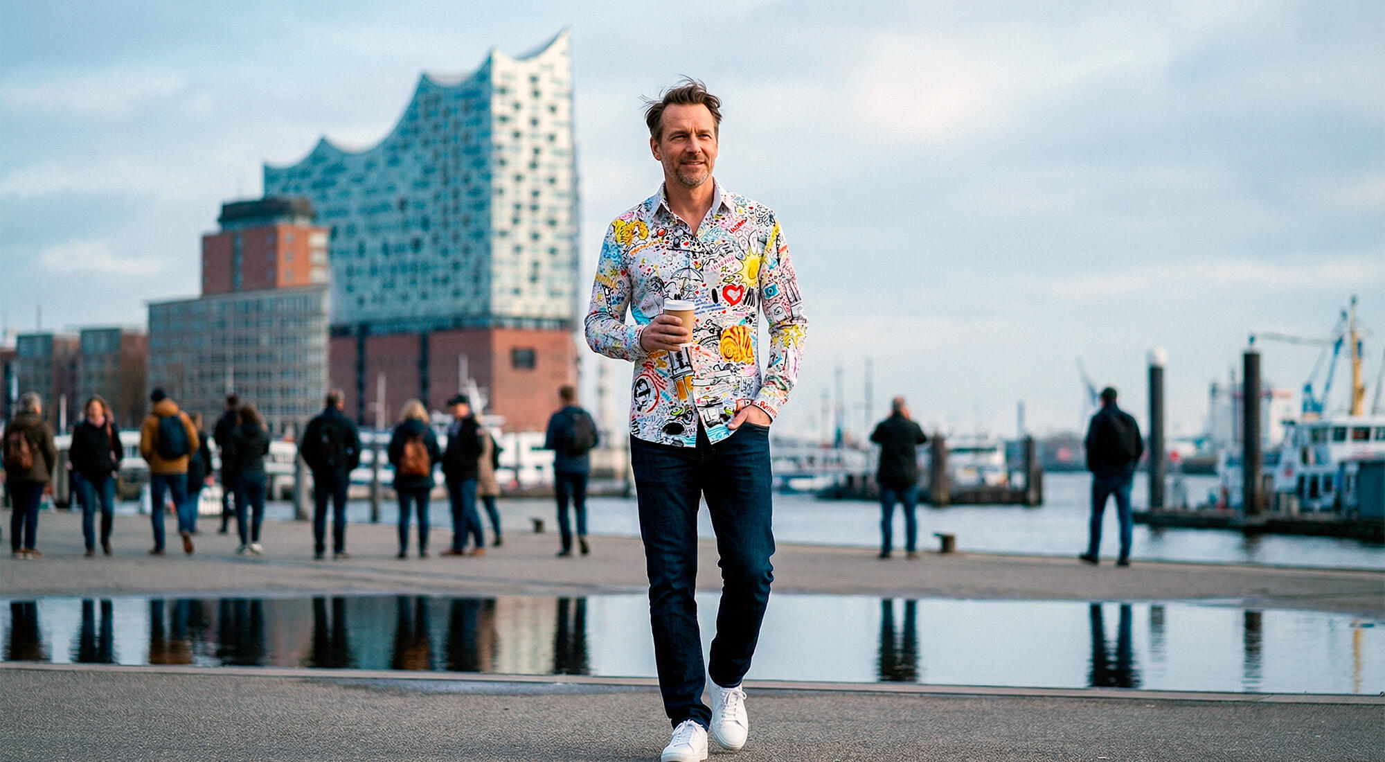 Ein Mann bunten GERMENS Hemd "I LOVE HAMBURG"