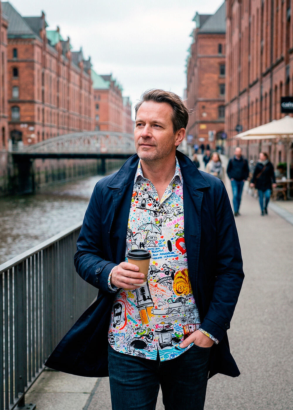 Ein Mann bunten GERMENS Hemd "I LOVE HAMBURG"