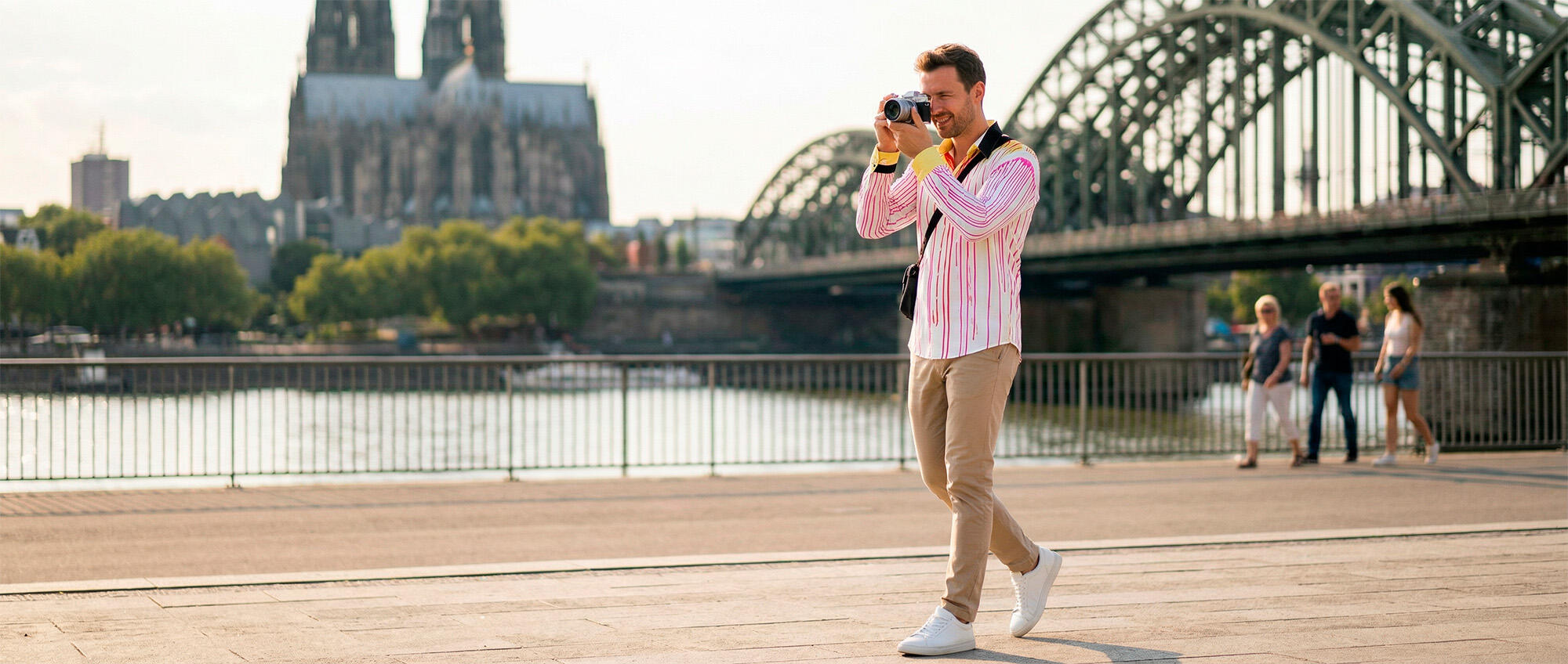 Mann im GERMENS Hemd PINKFALL besucht die Stadt Köln