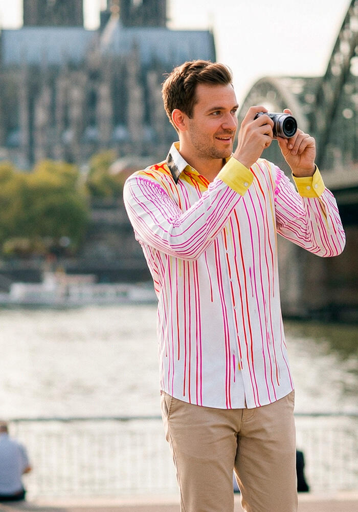 Mann im GERMENS Hemd PINKFALL besucht die Stadt Köln