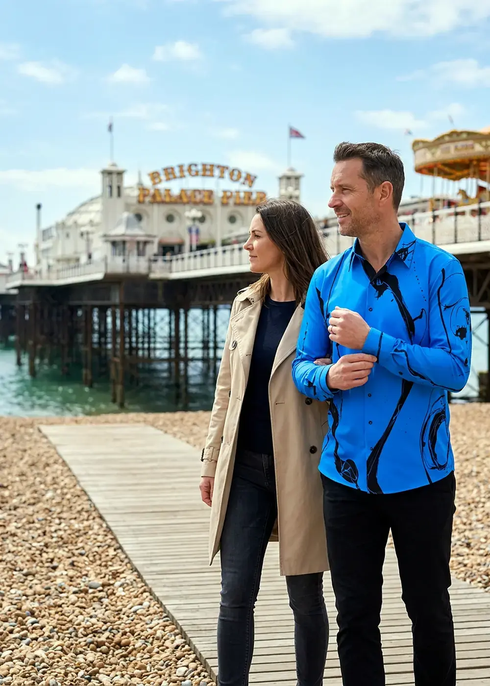 A married couple is visiting Brighton Beach. The man is wearing the blue GERMENS LEBENSADER MARINE shirt.