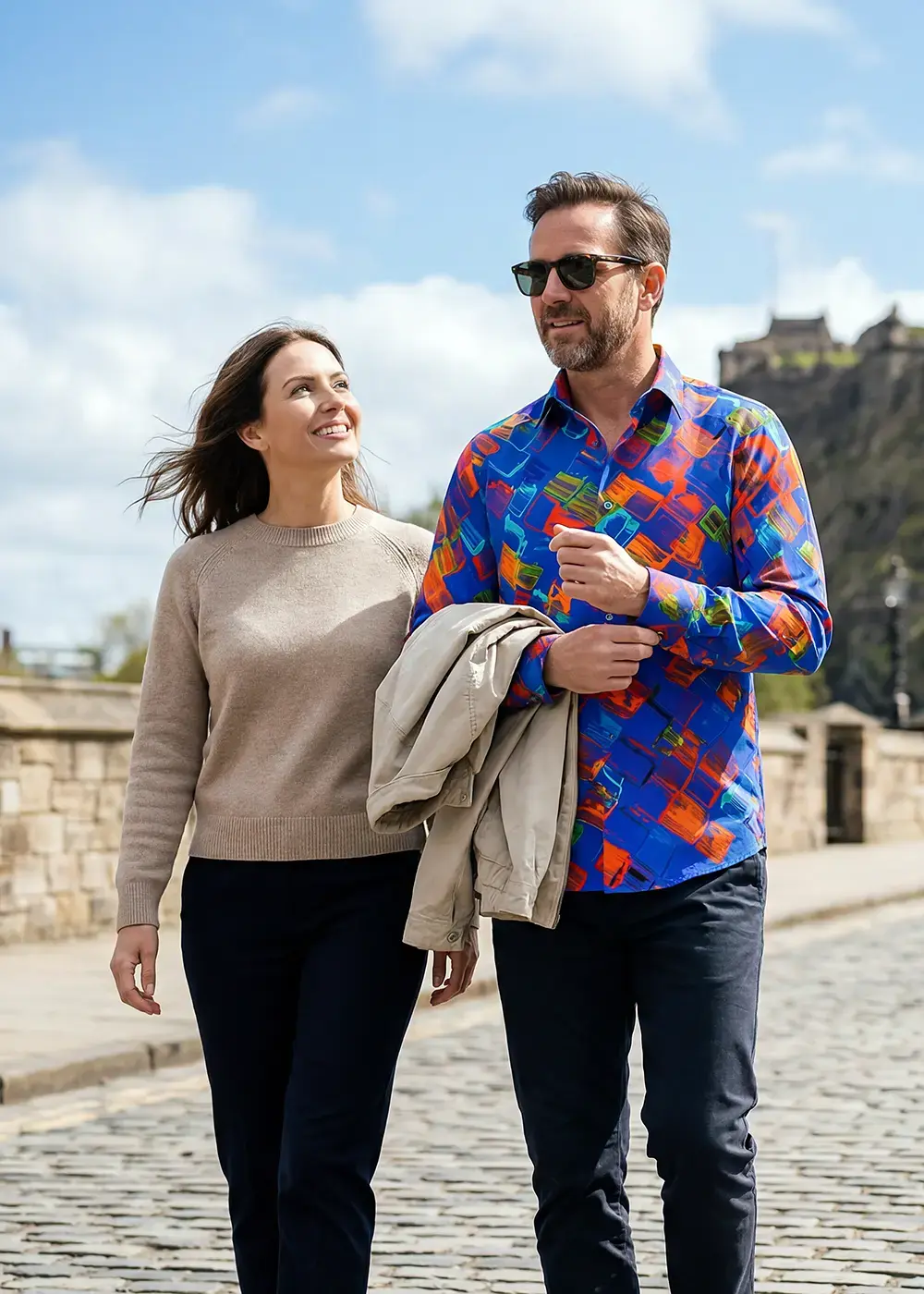 A married couple visits the city of Edinburgh. The man wears the eye-catching BLAUE STUNDE shirt by GERMENS.